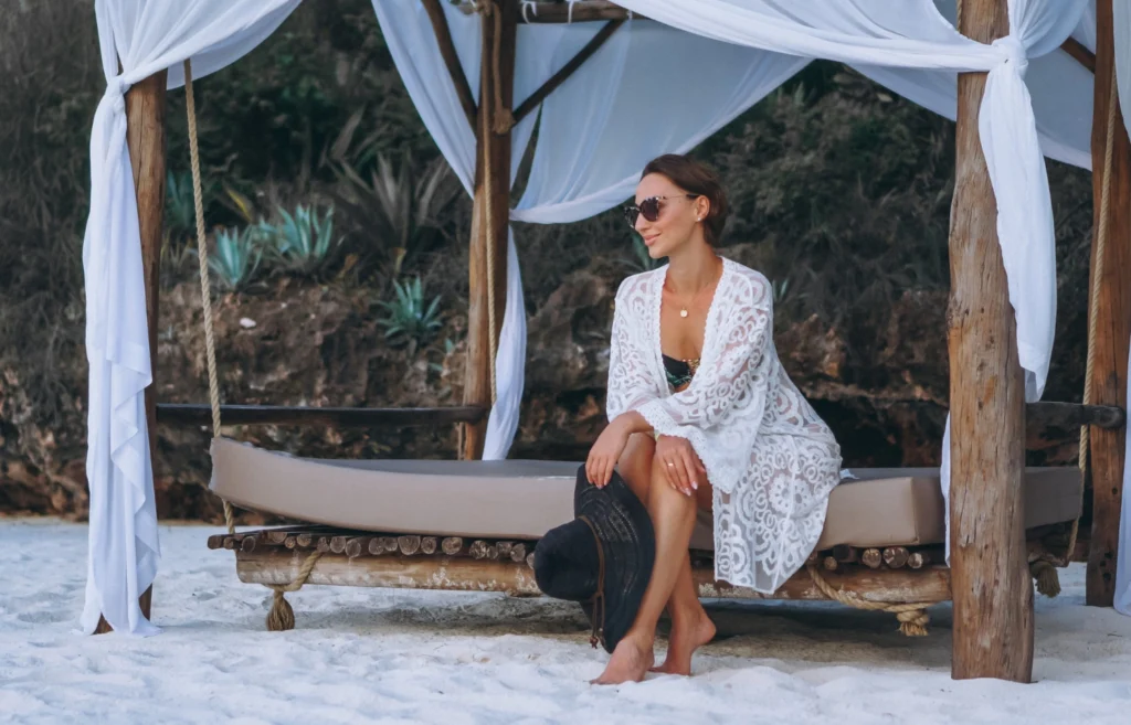 cliente souriante et profitant d'une plage privee rosca roma