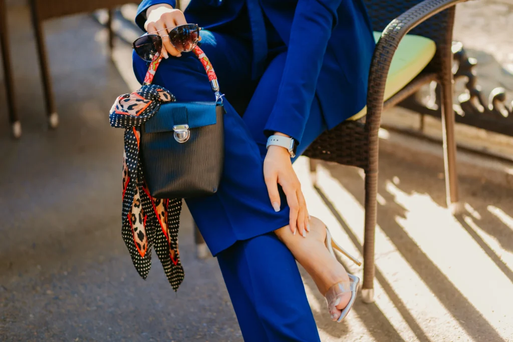 contenus sponsorisés fashion-details-accessories-elegant-woman-dressed-blue-suit
